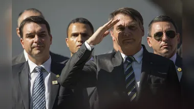 Flávio Bolsonaro ao lado do pai, o ex-presidente Jair Bolsonaro