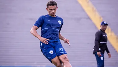 Murilo Chico, que ficou no banco contra o Operário, pode voltar a ser titular na Copa Paraná