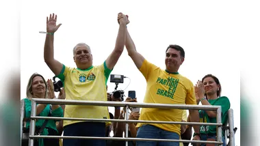 Flávio Bolsonaro, candidato à presidência da República, com vice Alfredo Gaspar, em comício do Partido Liberal (PL) na praia de Copacabana. Foto: Fernando Frazão/Agência Brasil