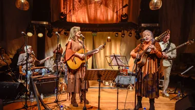 Margareth Makiolke e Tetê Espíndola estarão no palco do Teatro Mãe de Deus nesta sexta-feira (25) para homenagear a pesquisadora, folclorista e cantora Inezita Barroso que dedicou sua trajetória à música raiz