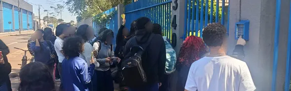 Imagem ilustrativa da imagem Alunos protestam contra câmeras ‘espiãs’ em banheiro de colégio