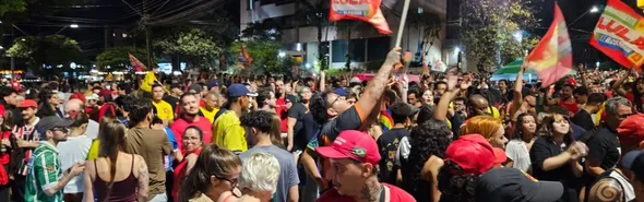 Imagem ilustrativa da imagem Apoiadores comemoram vitória de Lula em Londrina