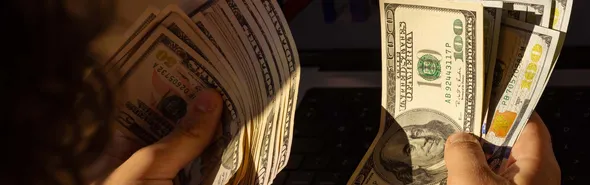 Imagem ilustrativa da imagem Dólar dispara 8,36% e Bolsa tem maior queda desde 2020