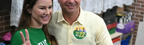 Imagem ilustrativa da imagem Flávio Bolsonaro vota e promete 'libertar o povo brasileiro'