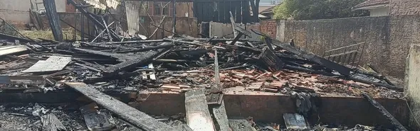 Imagem ilustrativa da imagem Incêndio destrói casa de madeira e ameaça imóveis na Vila Brasil