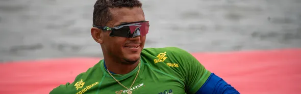 Imagem ilustrativa da imagem Isaquias Queiroz é campeão mundial de canoagem na Polônia; Tofalini fica com bronze