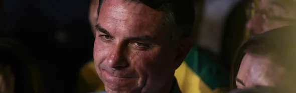 Imagem ilustrativa da imagem Moraes autoriza Flávio Bolsonaro a visitar o pai, preso em casa
