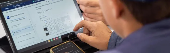 Imagem ilustrativa da imagem PR tem o menor atraso escolar do país no Ensino Médio, aponta Anuário da Educação Básica 2026