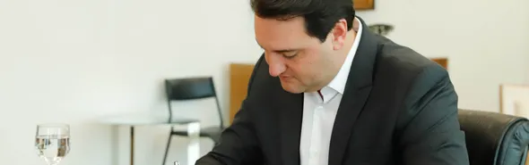 Imagem ilustrativa da imagem Ratinho Junior assina decreto com regras da transição para governador eleito Sergio Moro