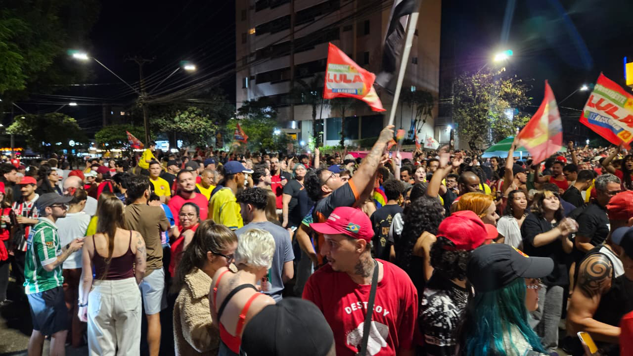 Apoiadores comemoram vitória de Lula em Londrina