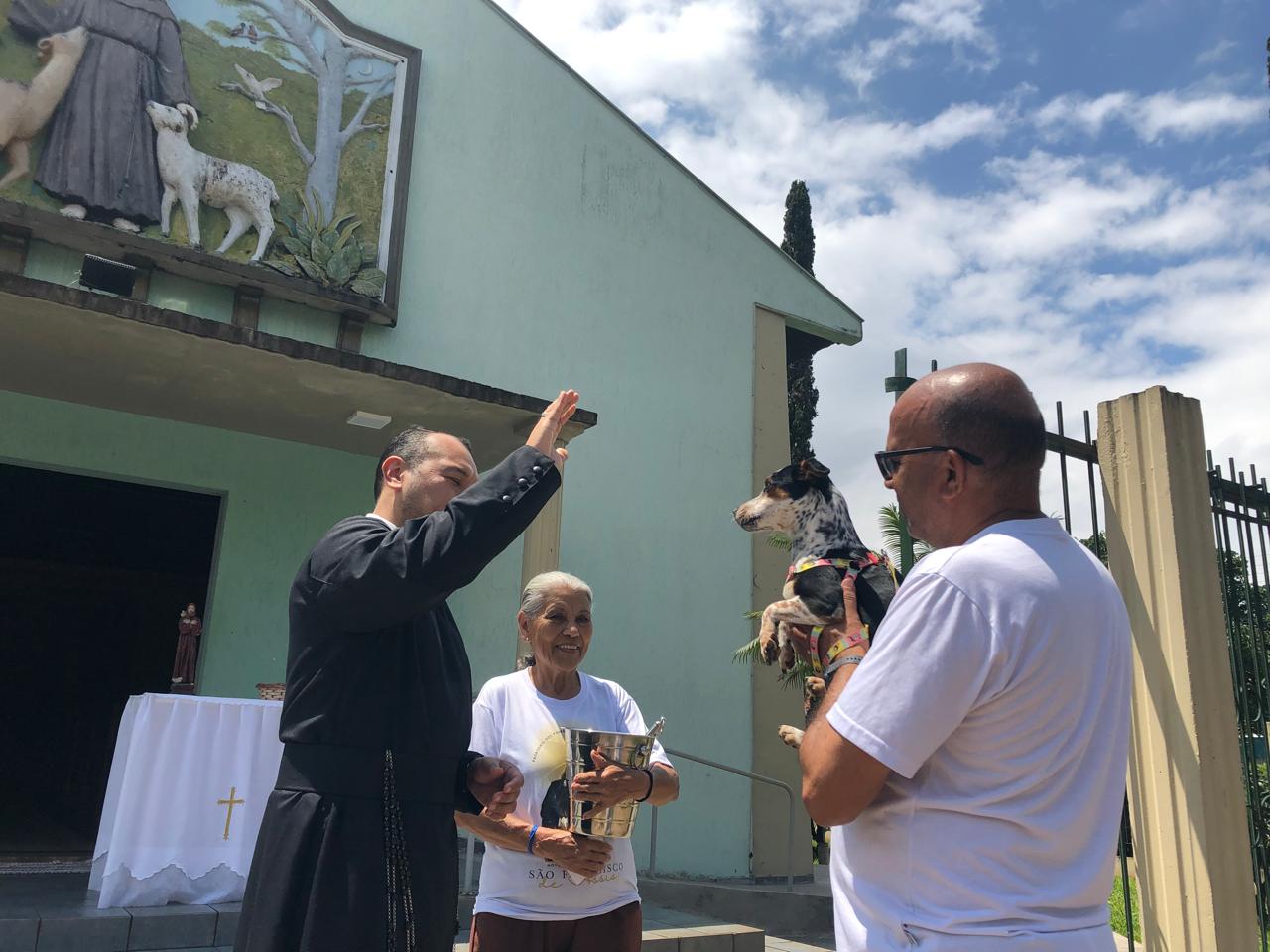Bênção dos animais reúne tutores e pets em Londrina