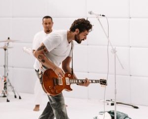 Gustavo Mioto lança álbum inquieto