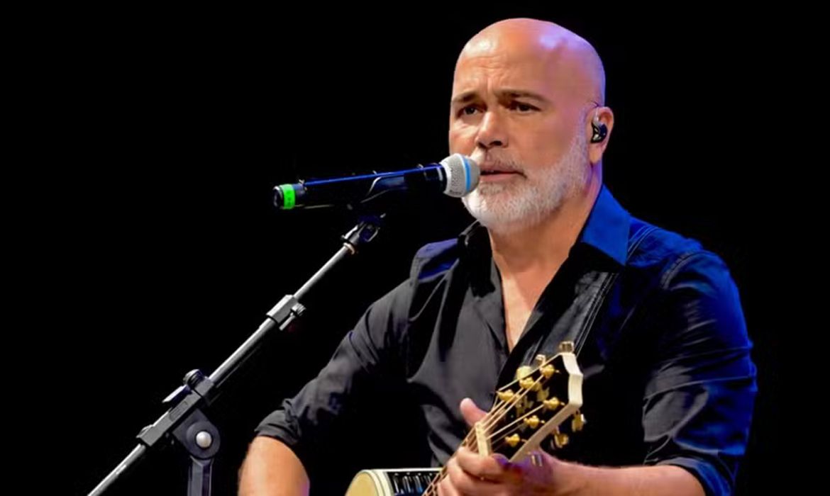 Helicóptero com cantor Rick desaparece em SC
