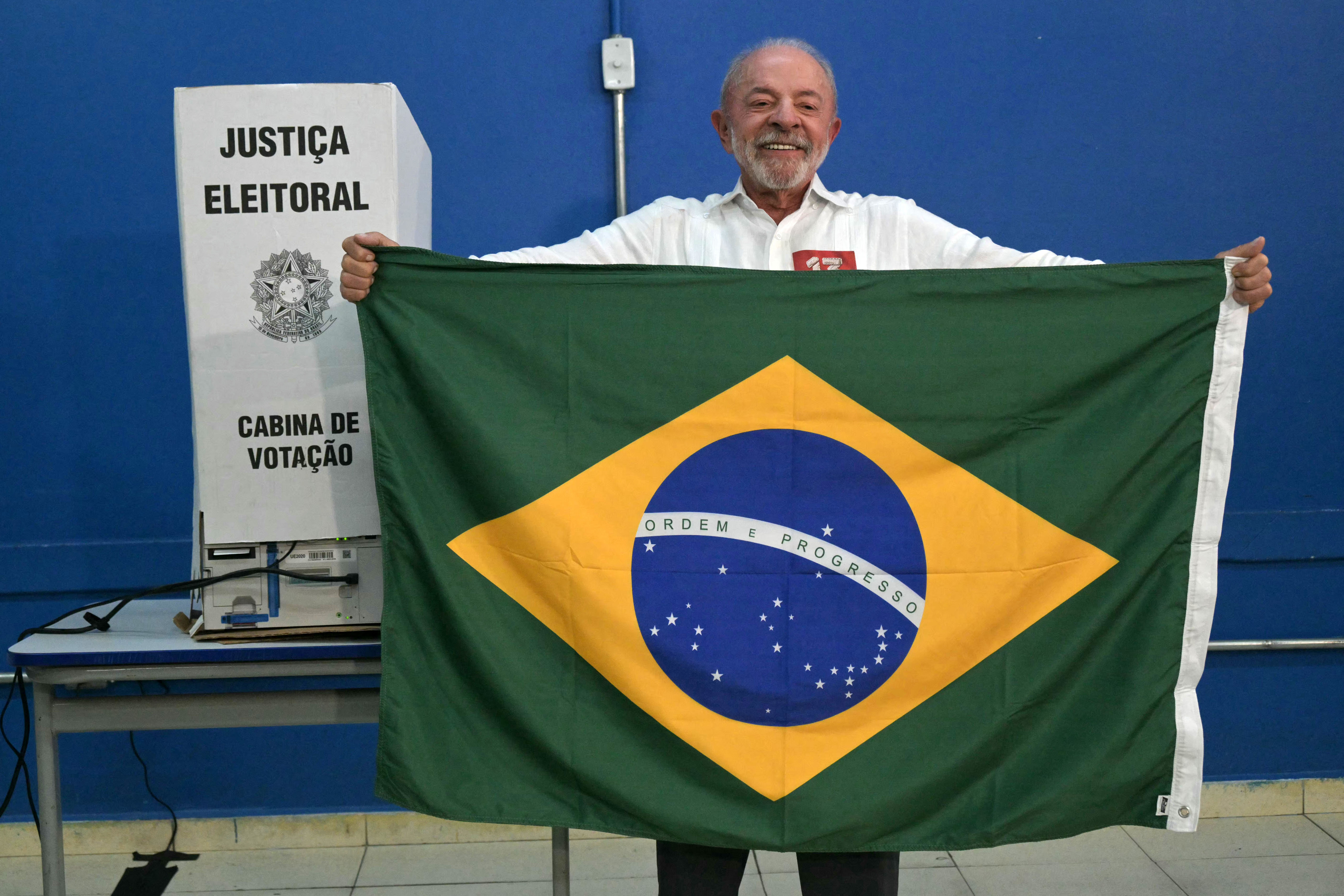 Lula vira sobre Flávio Bolsonaro e é reeleito para quarto mandato