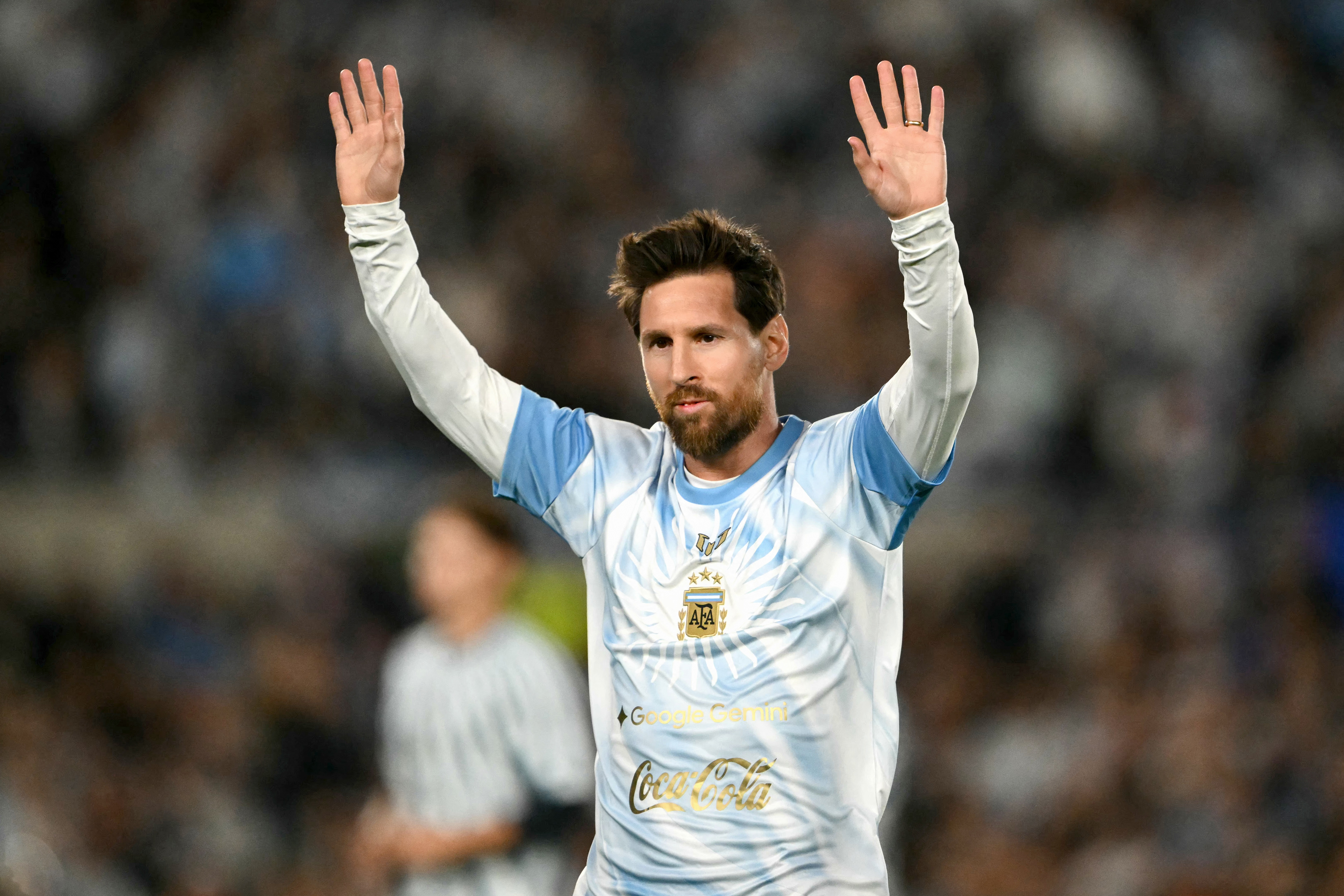 Messi se despede da Argentina com duas assistências e um gol
