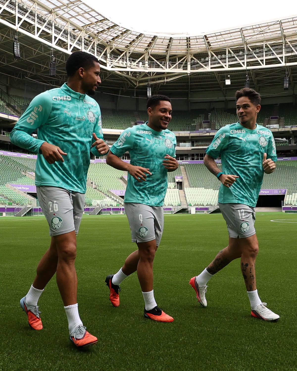 Palmeiras e Corinthians se enfrentam em momentos opostos