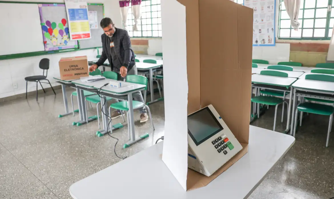 Saiba quais situações permitem acompanhante na cabine de votação