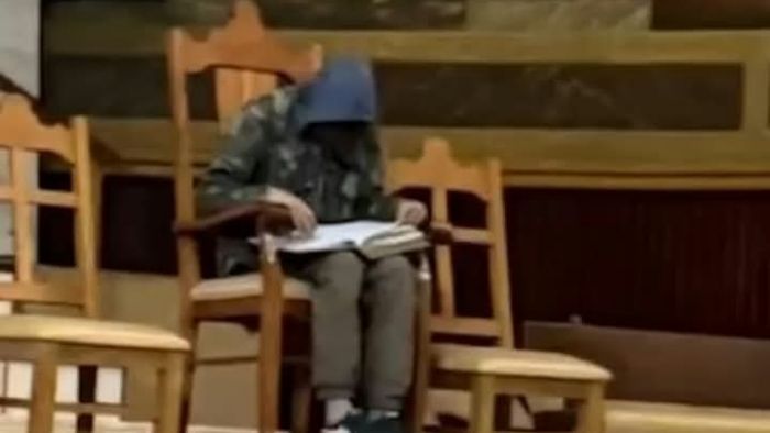Suspeito furta bíblia de igreja de Rolândia e padre perdoa delito