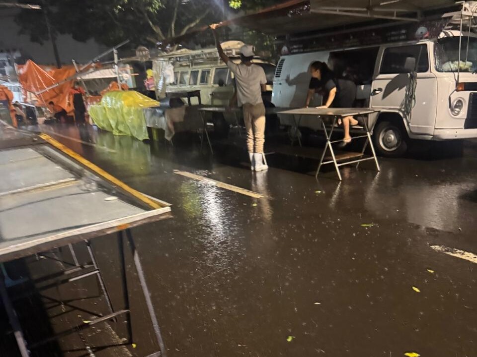 Temporal assusta feirantes e derruba barracas em Londrina