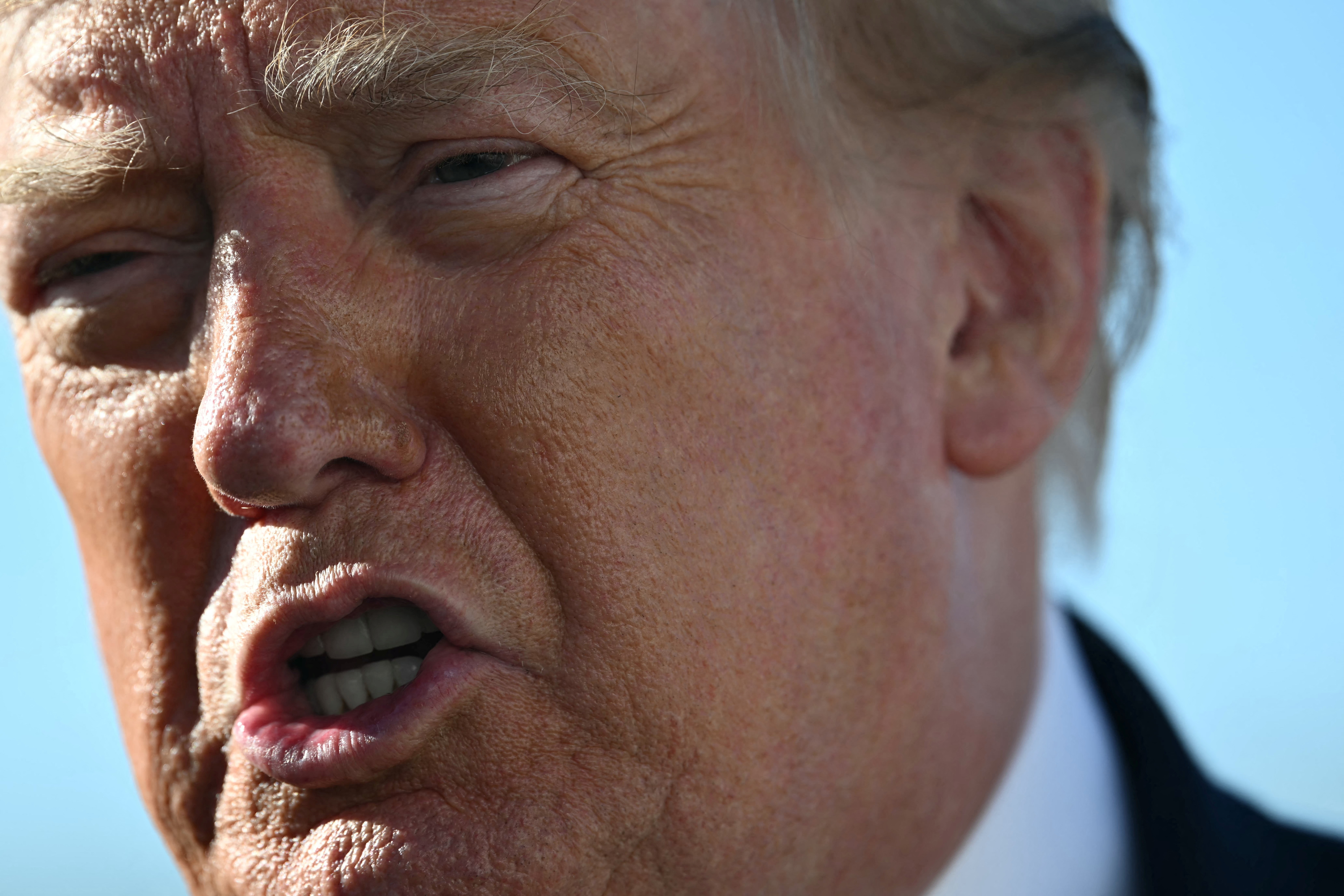 Trump critica eleição "fraudada" no Brasil após derrota de Flávio Bolsonaro