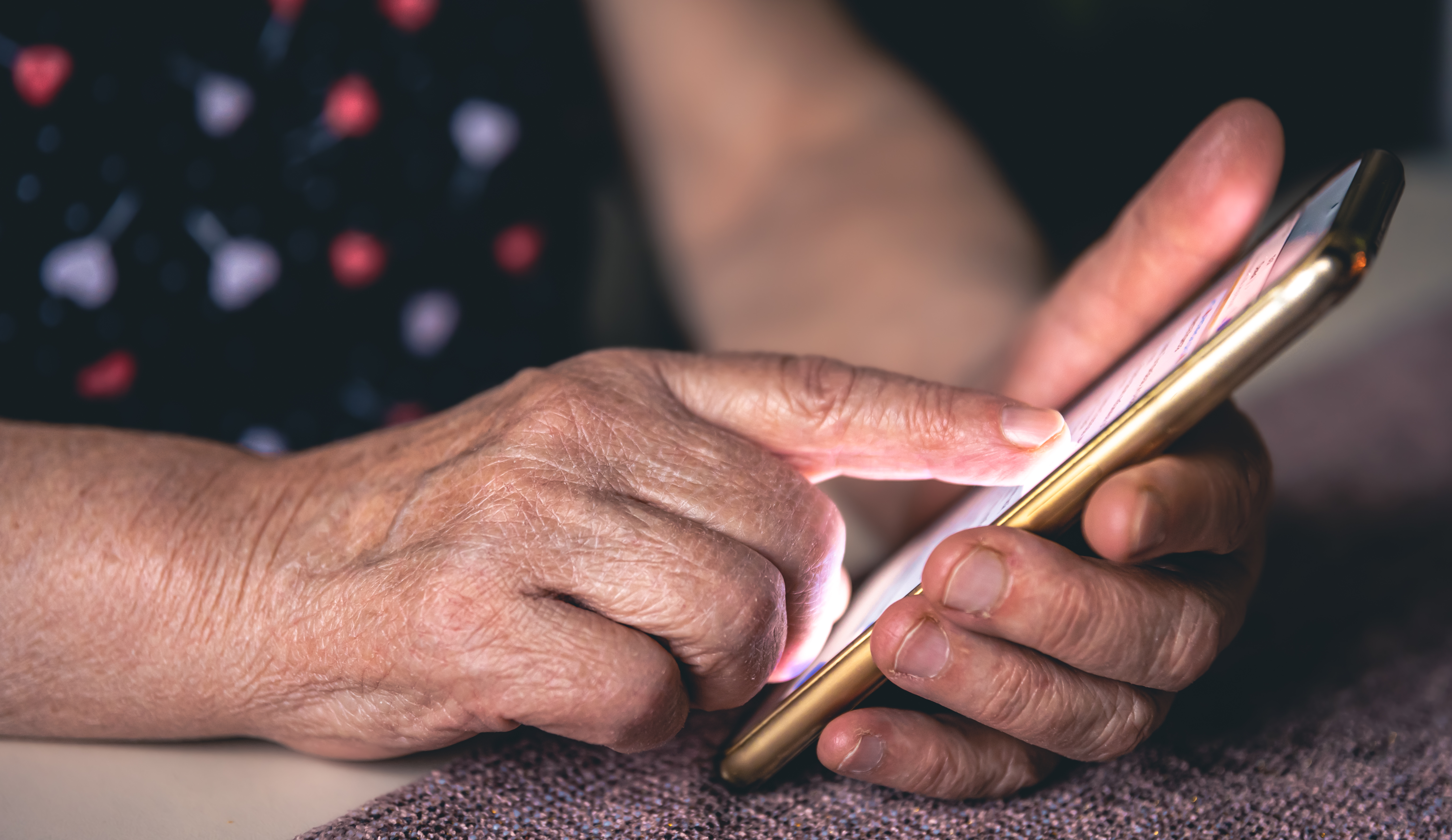 Uso excessivo de celular: idosos são mais suscetíveis a dores