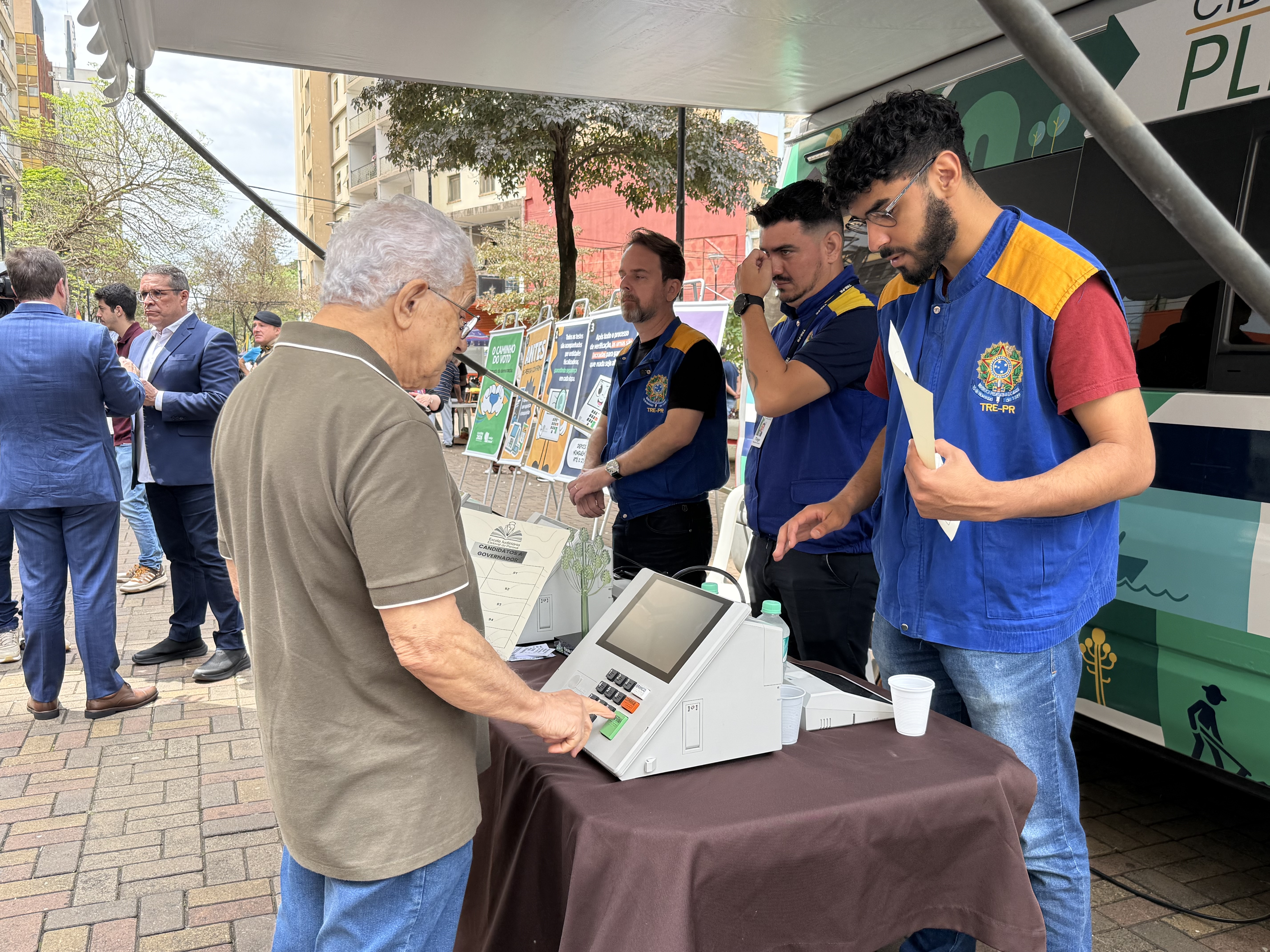 Van da Cidadania promove votação simulada em Londrina