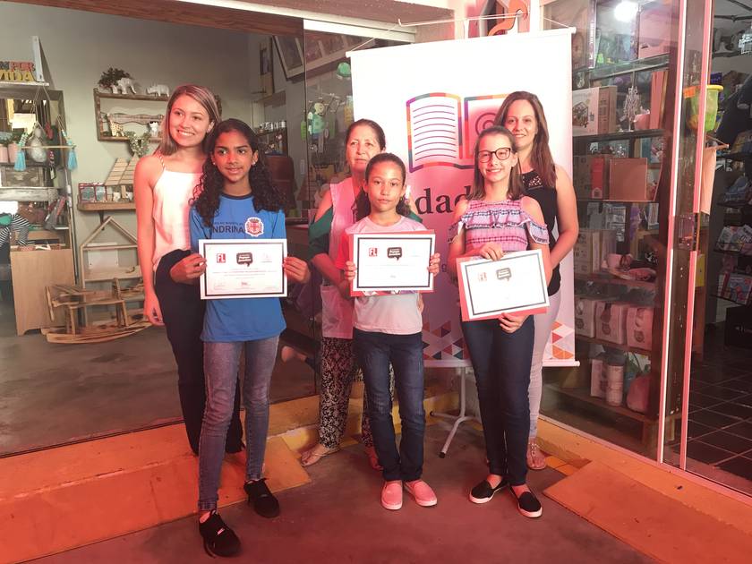 Alunas premiadas com suas professoras: tema da redação do concurso Pequeno Jornalista enfoca a importância da leitura