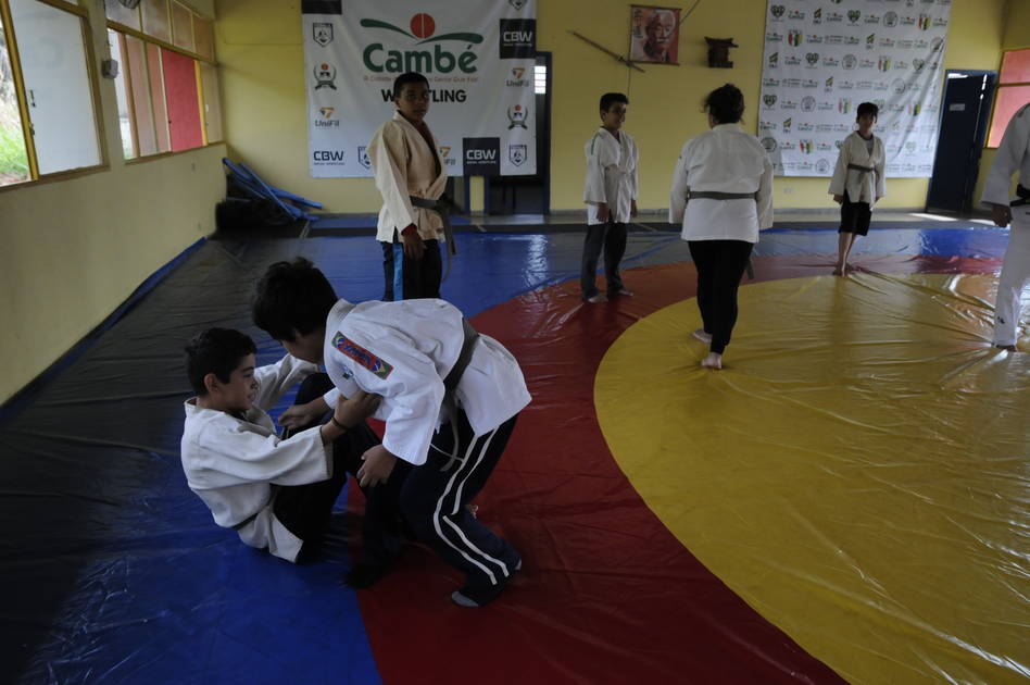 Crianças especiais aprendem a lutar em Cambé - Folha de Londrina
