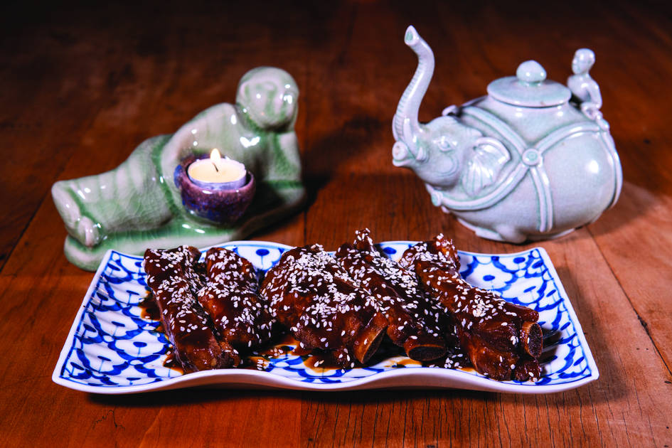 Costelinha suína com óleo de gergelim: equilíbrio de sabores no restaurante Bangkok