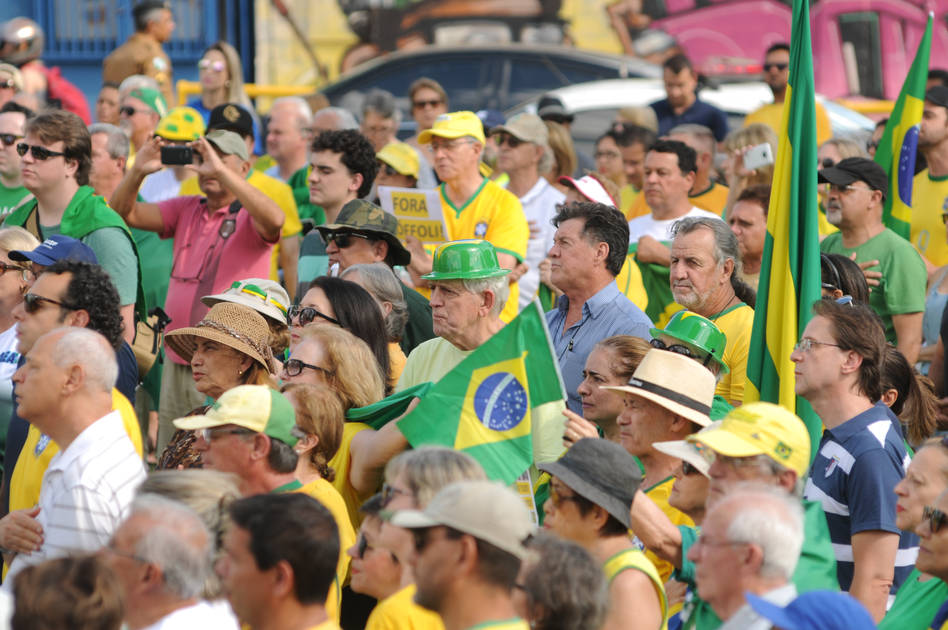 Curitiba tem ato pelo impeachment de Gilmar Mendes - Folha de Londrina