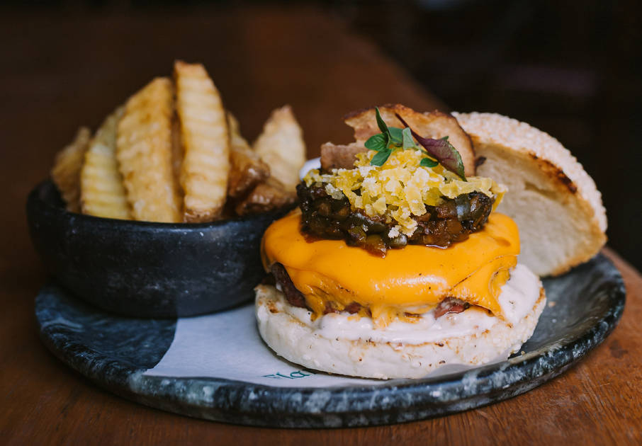 Smoked & Relish Burger: angus defumado, gema de ovo curada e outros ingredientes