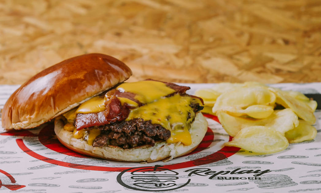 Replay Ultra Smash Triplo Cheddar e Bacon : combo criado especialmente para o festival