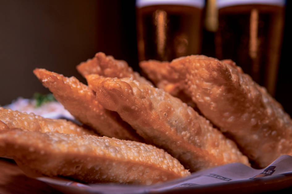 Pasteizinhos de cream cheese e costela desfiada: especialidade do Brito's com chope gelado