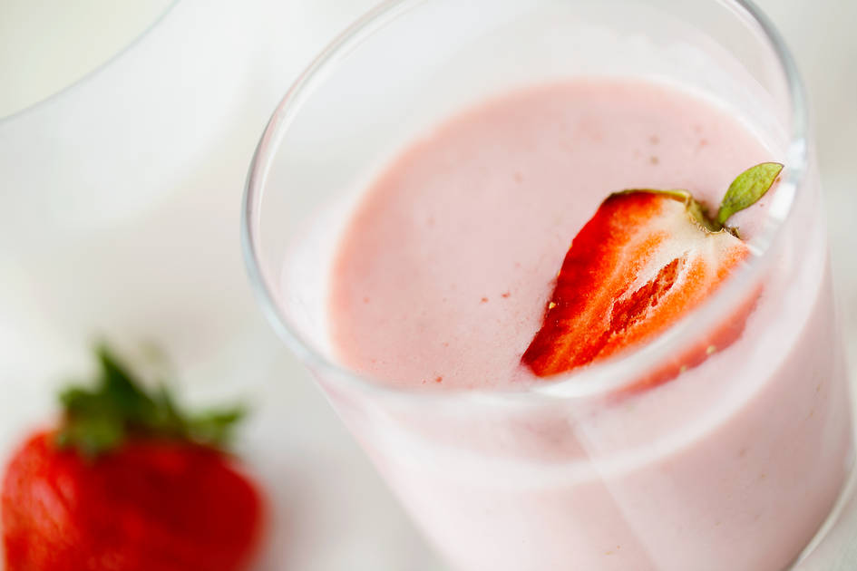 O iogurte contém lactobacilos, proteínas de boa qualidade, cálcio, fósforo, vitaminas do complexo B e baixo teor de gordura.