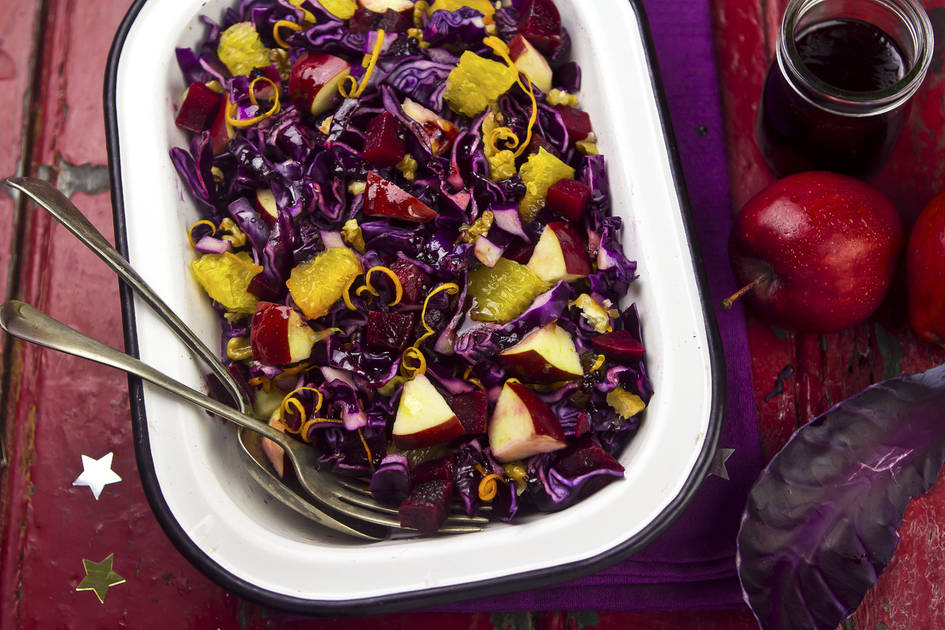 Roxo é a cor da Quaresma e também do repolho que combina com fatias de maçã na salada