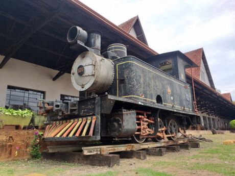 Toda a estrutura apresenta a inscrição de nomes e outras frases, além de oxidação