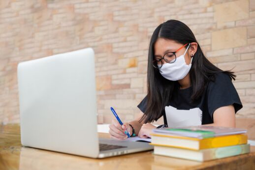 Professor sugere que o estudante treine fazendo o simulado de máscara, porque o uso pode ser sufocante e no dia da prova todos deverão estar com o acessório