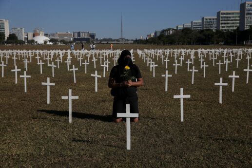 Ato em frente ao Congresso Nacional, com cruzes fincadas no gramado da Esplanada dos Ministérios. Manifestantes acusam o governo pelas mortes relacionadas ao Covid-19