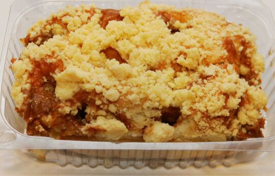 A cobertura de farofa é um diferencial dessa sobremesa que não é bolo, nem torta, mas tem seu lugar nas vitrines de docerias, bem como receitas de família