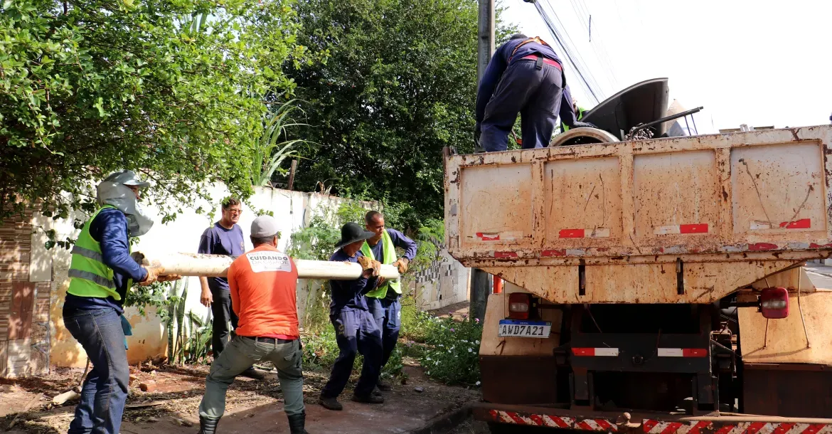 A dengue task force collects 100 tons of materials in North Londrina | Folha de Londrina newspaper A dengue task force collects 100 tons of materials in North Londrina | Folha de Londrina newspaper