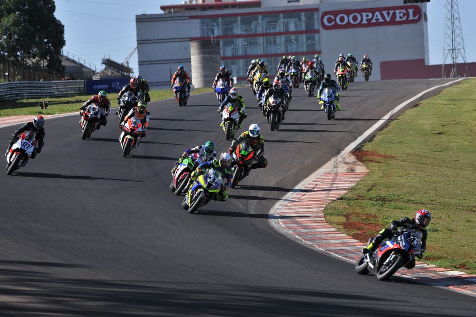 Acidente durante corrida de moto deixa dois pilotos mortos