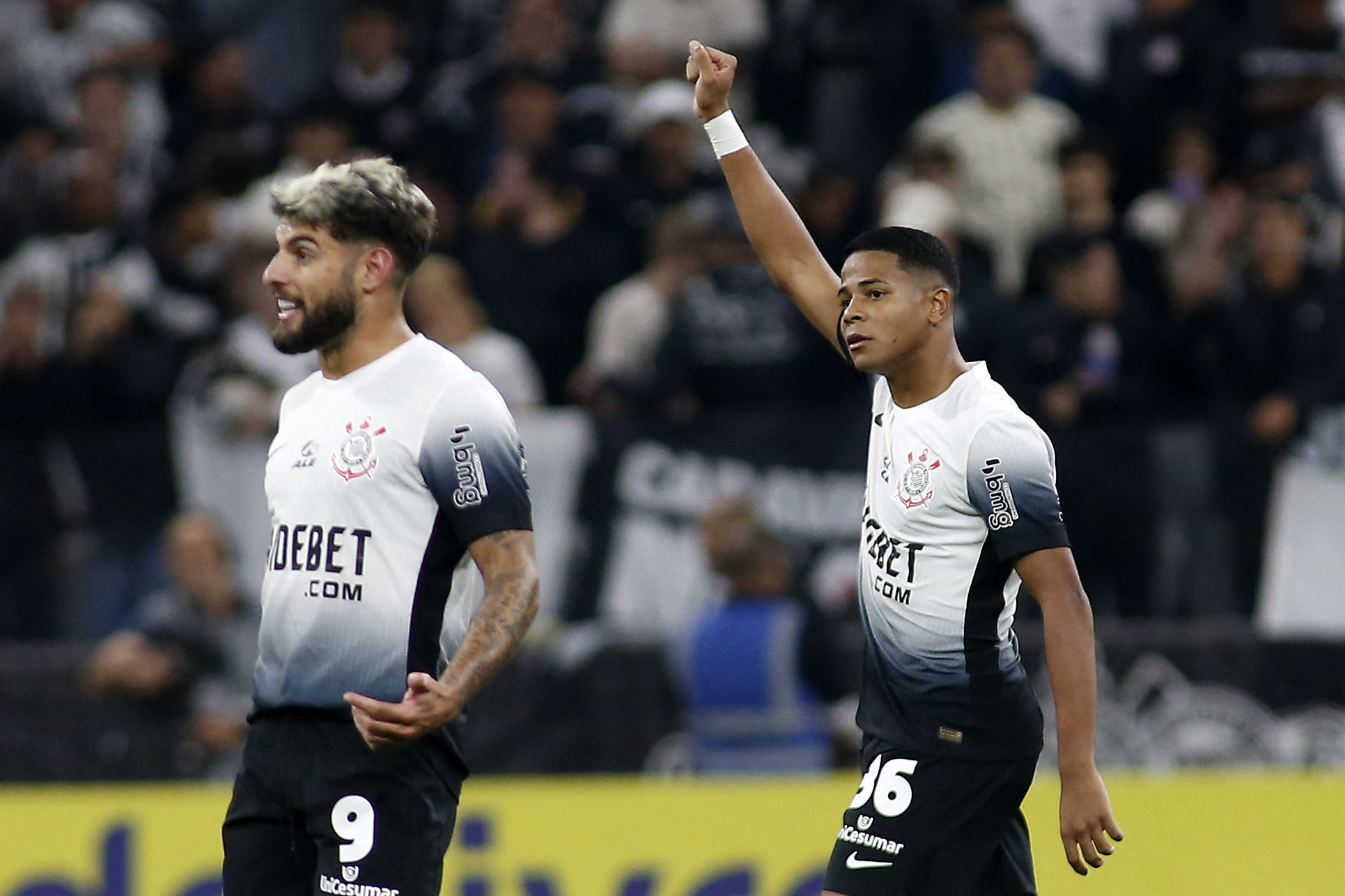VAI SAIR? Time do futebol europeu de olho em titular do Corinthians