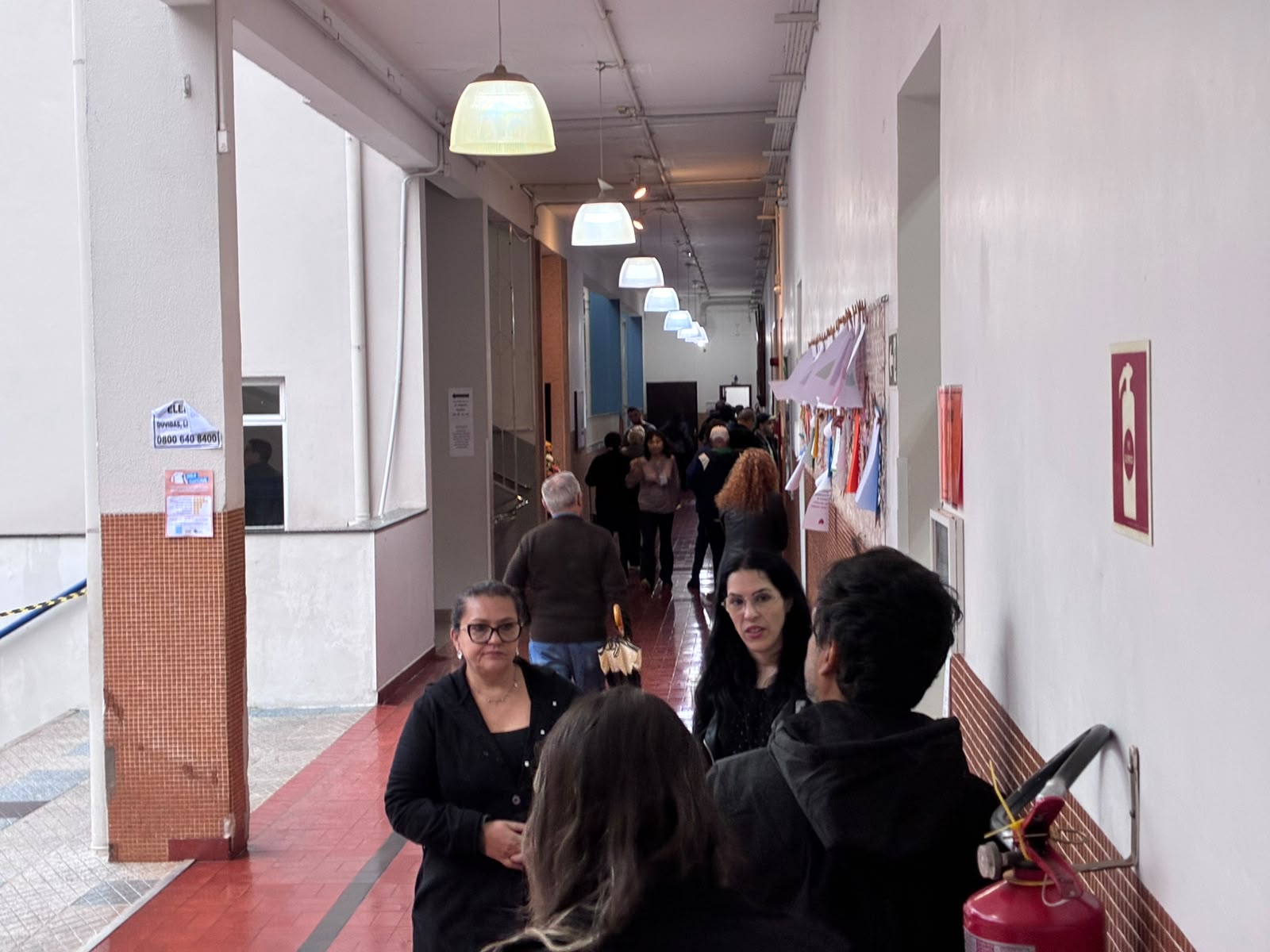 Chuva não inibe eleitores em Londrina que preferem votar na manhã de domingo