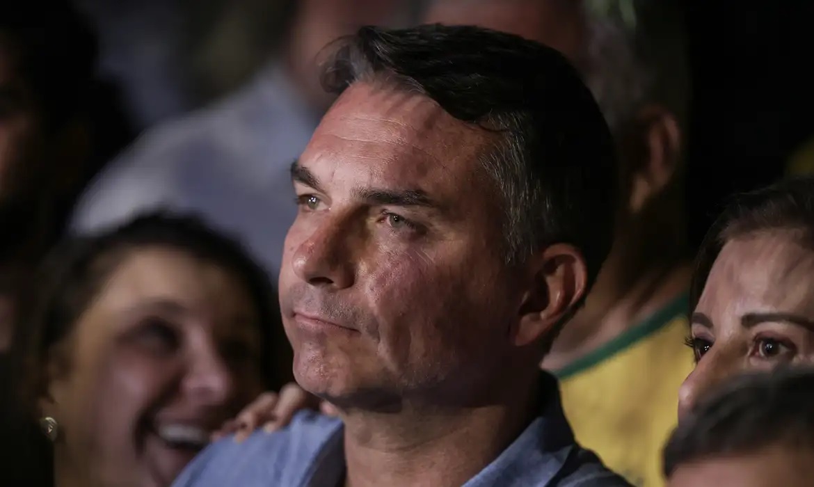 Flávio Bolsonaro é multado por impulsionar postagem negativa contra Lula