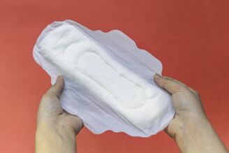 Secretária sugere que serviços de saúde podem ser afetados com distribuição de absorventes