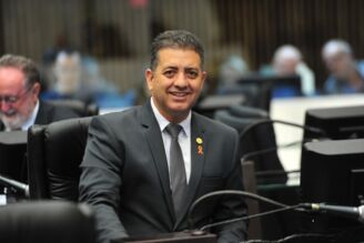 Com Covid-19, deputado Cobra é transferido para UTI