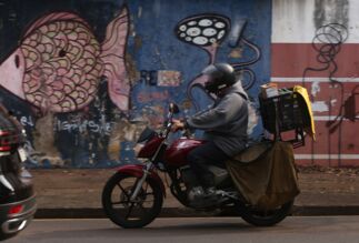 Preço do combustível e agilidade transformam moto em utilitário