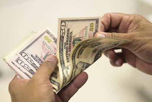 Cotação do dólar muda planos de viagem de turistas
