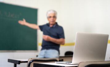 Professores da rede estadual temem cortes nos salários após adoção de novo sistema
