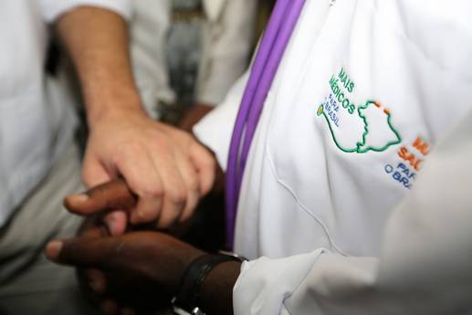 Reduzido, Mais Médicos ganha sobrevida com retorno de cubanos